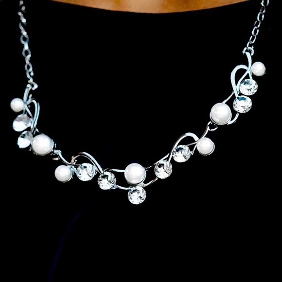 paparazzi Jewelry - Tie The Knot - White Necklace